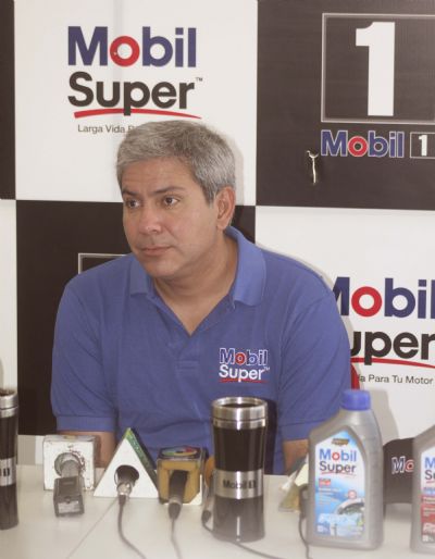 El piloto boliviano Marco Bulacia espera su nuevo buguie para correr el Dakar 2014