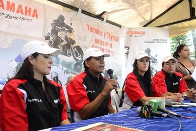 El piloto boliviano Fabricio Fuentes se prepara para el Dakar 2014