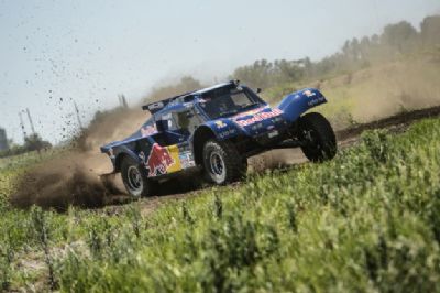 El español Carlos Sainz abandonó el Dakar 2014 después de sufrir un accidente