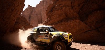 Mini da órdenes de equipo para asegurar la victoria de Roma en el Dakar 2014