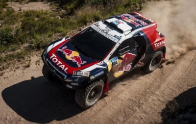 Sébastien Loeb prueba el Peugeot 2008 DKR que correrá el Dakar 2016