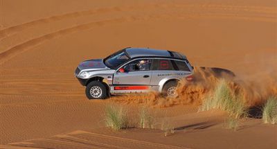 Nasser Al Attiyah participa en la Baja Qatar con el SAM Mercedes