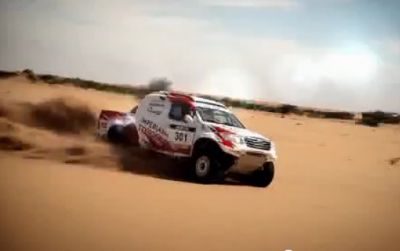 Publicidad de la Toyota Hilux que competirá en el Dakar 2012