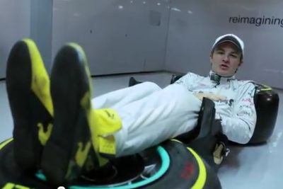 Nico Rosberg muestra como se maneja un F1