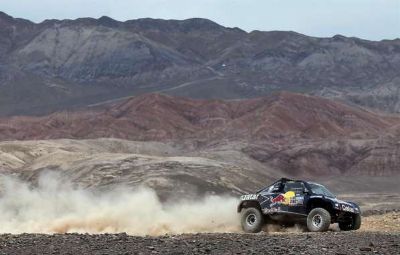 El Dakar se convierte en duelo entre dos en coches y carrera abierta en motos